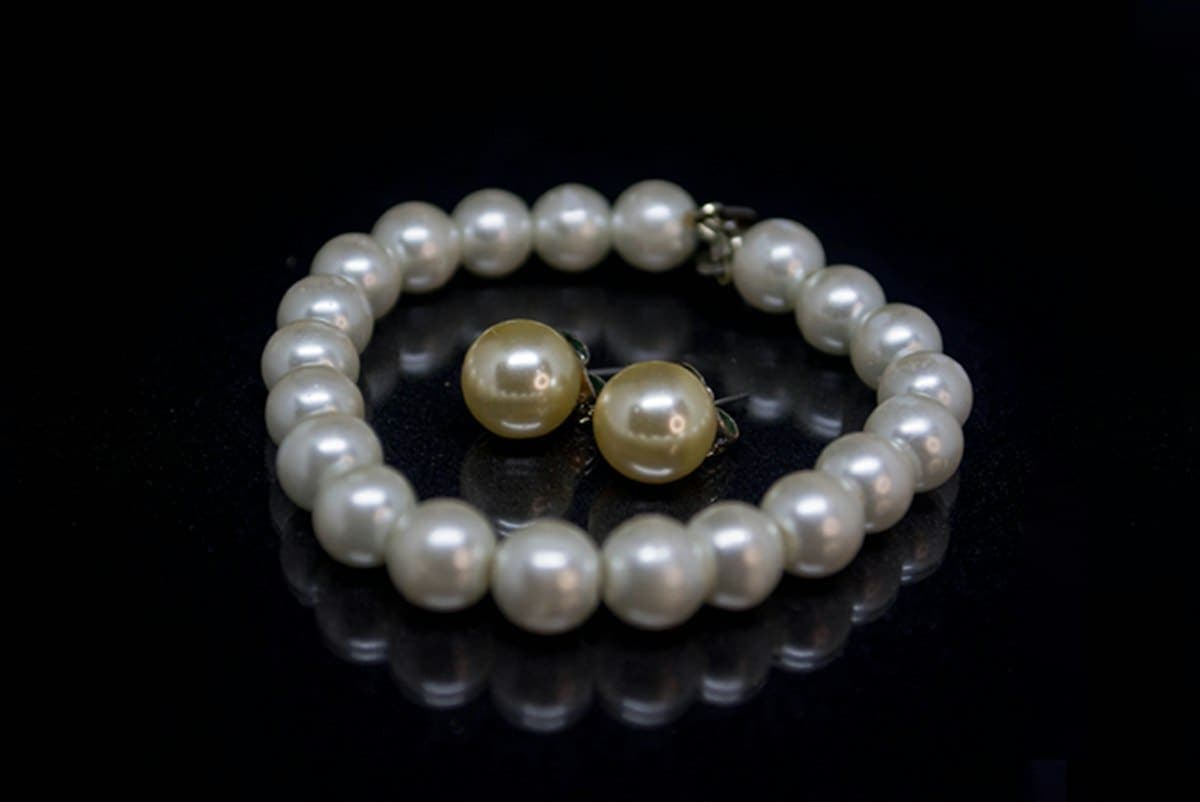 Noor Pearl Bracelet in gold tone